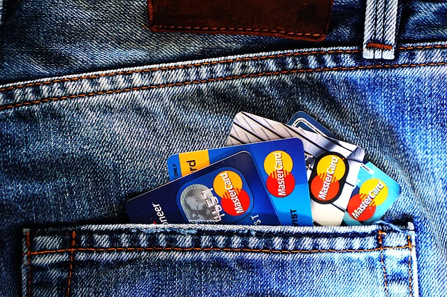 kreditní karty v kapse