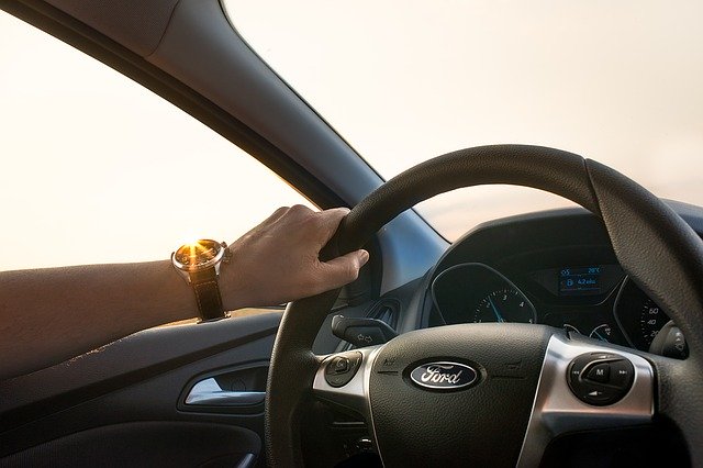 řízení auta – ruka na volantu.jpg